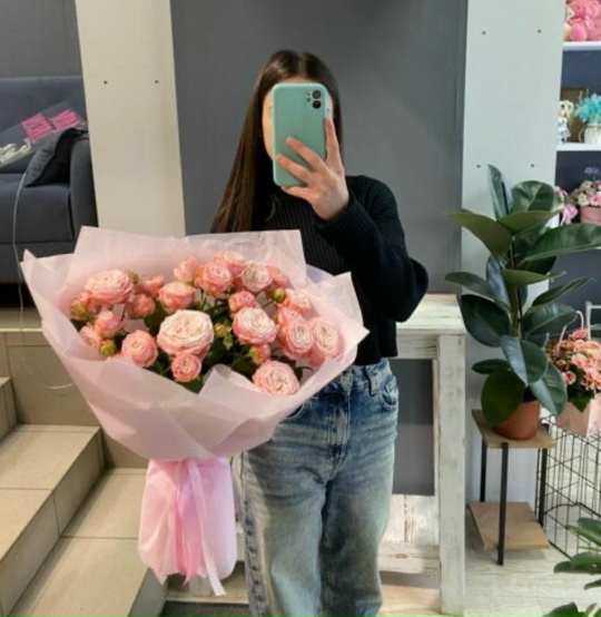 Букет из кустовых пионовидных розочек