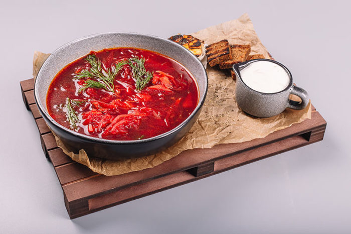 Борщ домашний с гренками