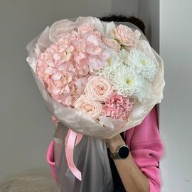 Гортензия с кустовыми розами