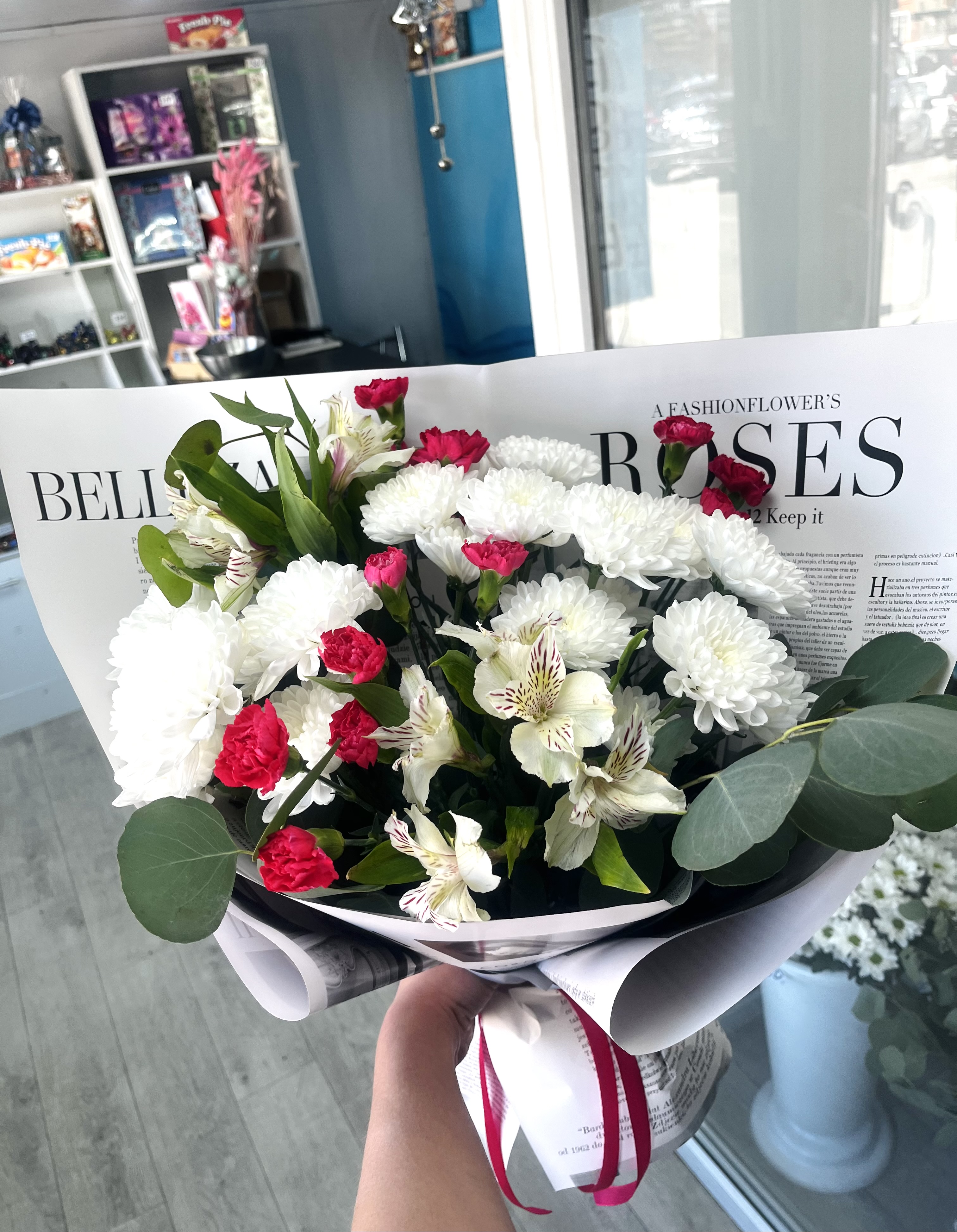 Сборный букет из кустовой хризантемы, альстромерий, кустовой гвоздик с эвкалиптом