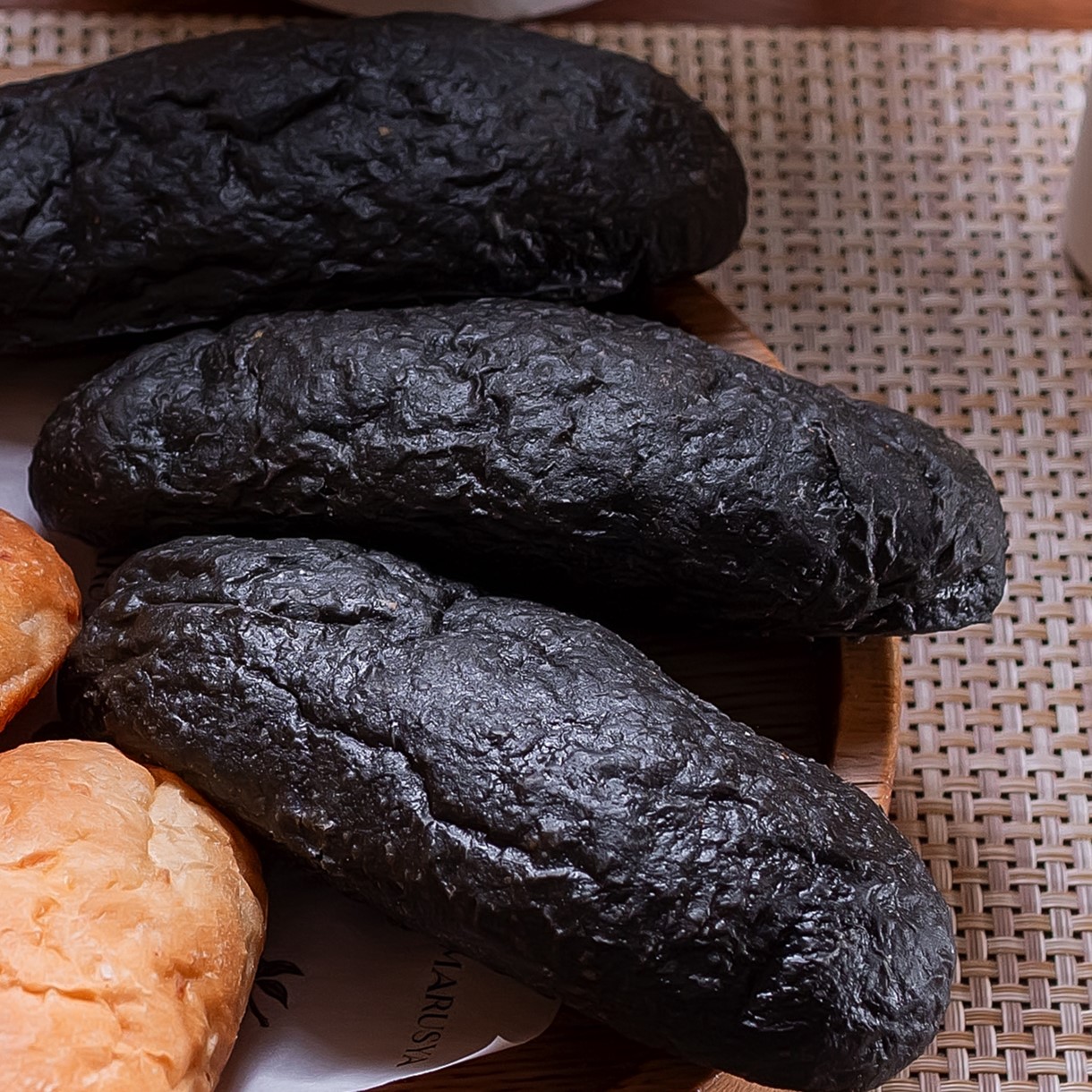 Черный хлеб с сыром фета