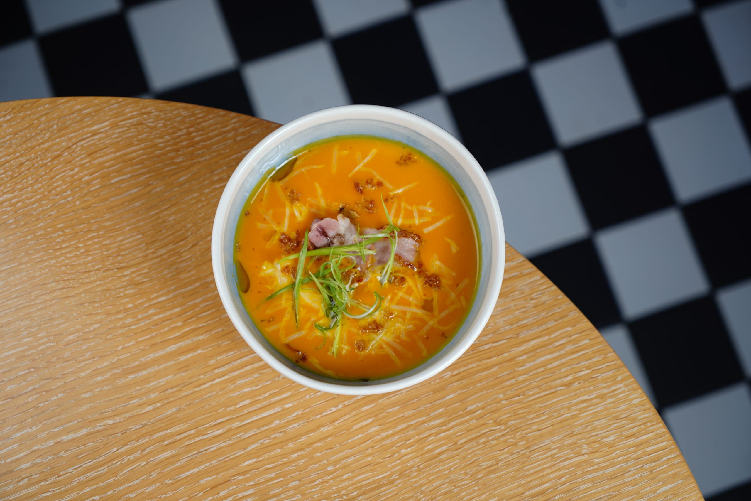 Тыквенный крем-суп с беконом и луком Криспи