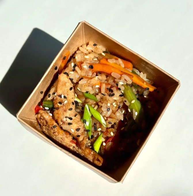 Вок Рис с курочкой в соусе Сладкий чили