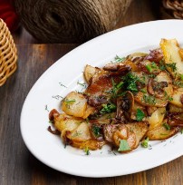 Картофель, жаренный с луком и грибами