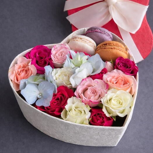 SWEET: Сладкий нежный | Коробочка с кустовыми розами и печеньем макарон