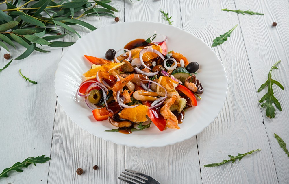 Теплый салат с морепродуктами