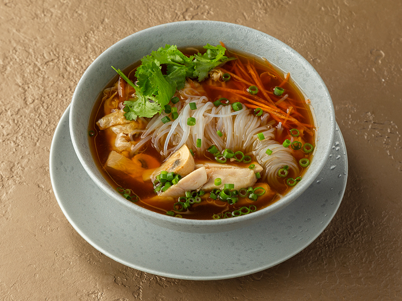 Азиатский суп с цыплёнком, фунчозой, овощами и яйцом