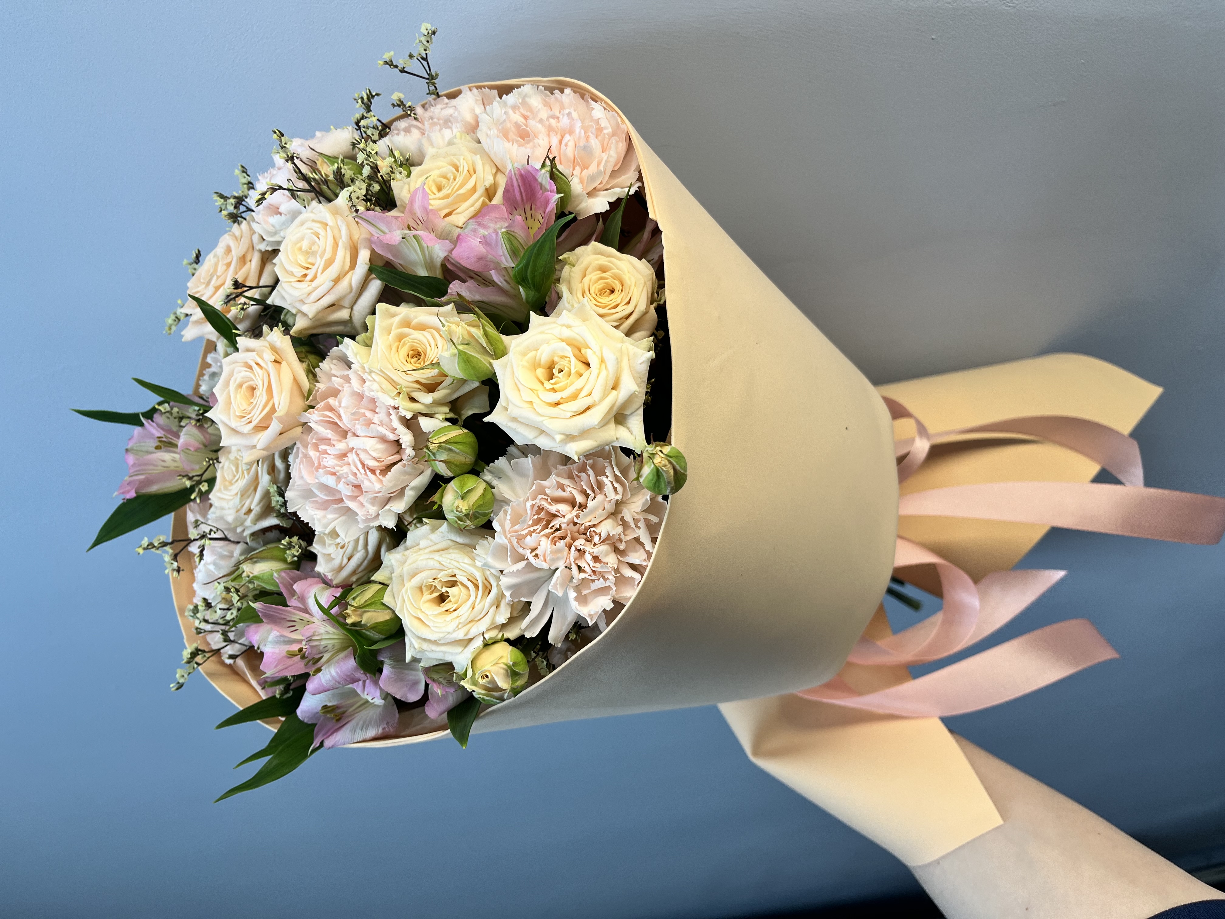 Букет с кустовыми розами и диантусом