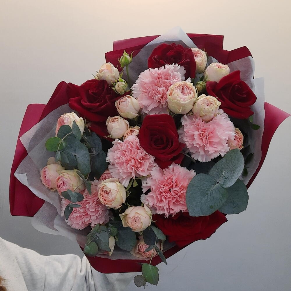 Яркий букет из роз, диантусов и кустовых роз