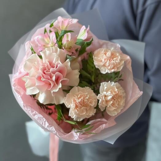 Букет из нежной французской розы, диантусов и альстромерии в стильной упаковке