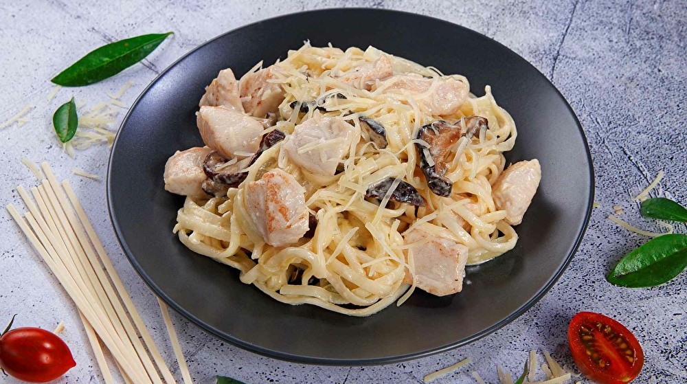 Удон с курицей под сливочным соусом