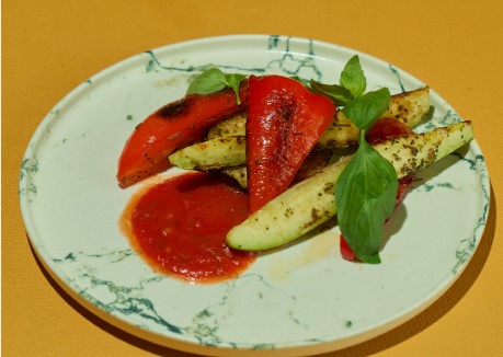 Овощи гриль с соусом из томатов