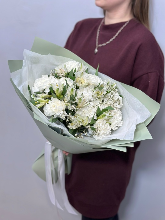 Букет из белых диантусов и альстромерии