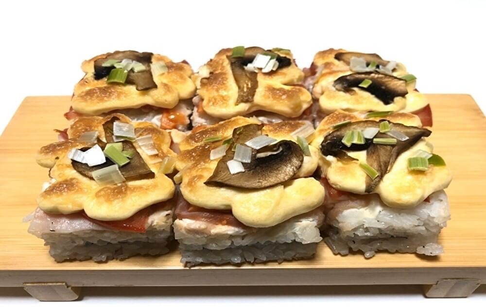 Пицца-ролл с беконом и грибами