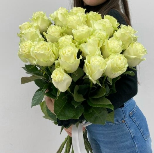 Шикарный букет из 25 белых роз