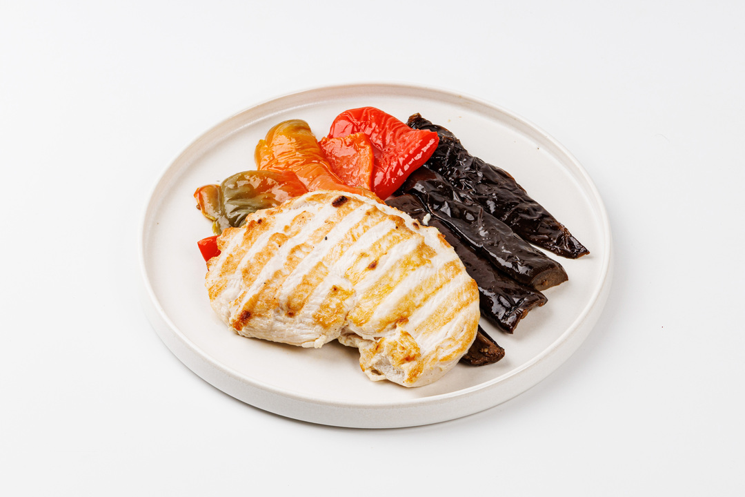 Куриное филе запеченное с овощами, 210 грамм