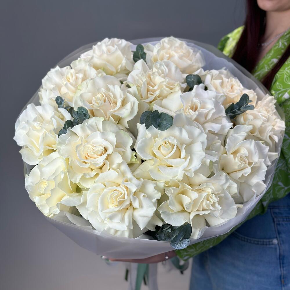 Нежный букет из 15 белых французских роз