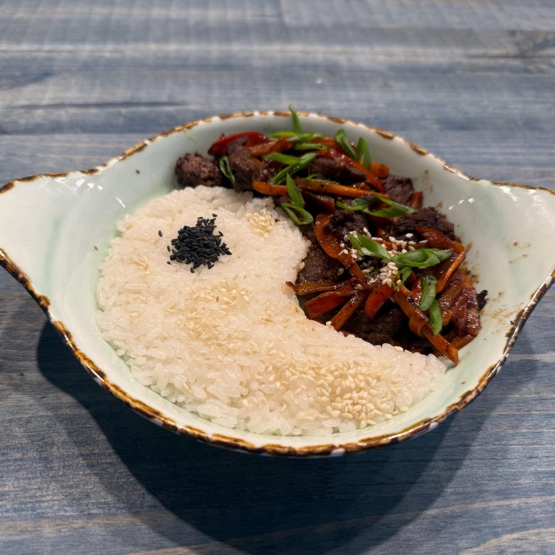 Пряный рис с говядиной по-тайски