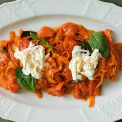 Тальятелле с соусом Наполи и страчателлой