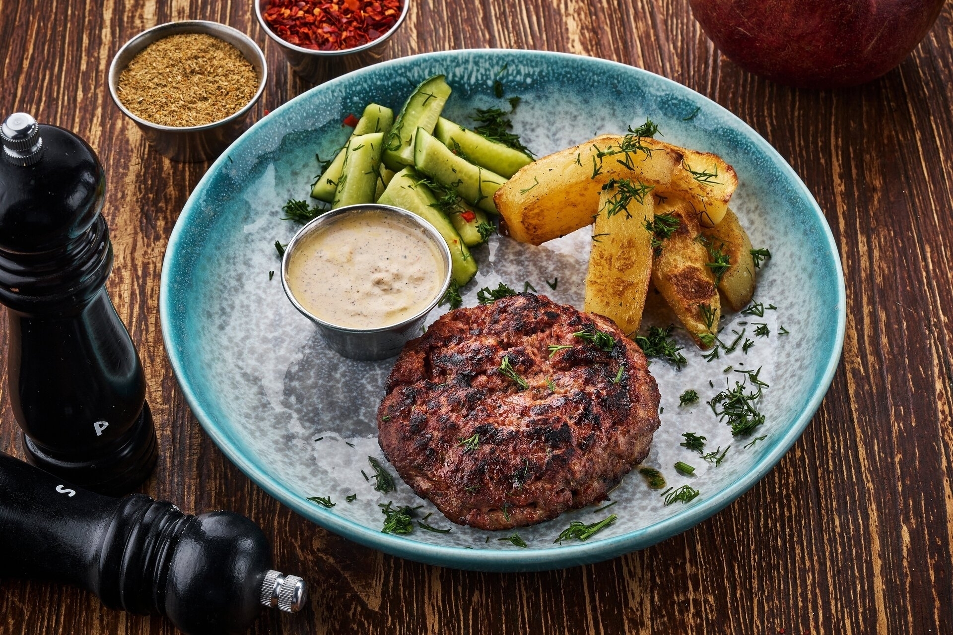 Котлета из говядины с огурцами