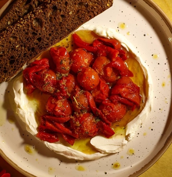 Печеные перцы и черри на сырном креме