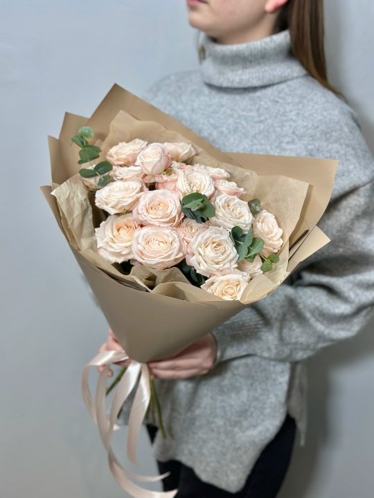 Кремовые кустовые пионовидные розы с эвкалиптом