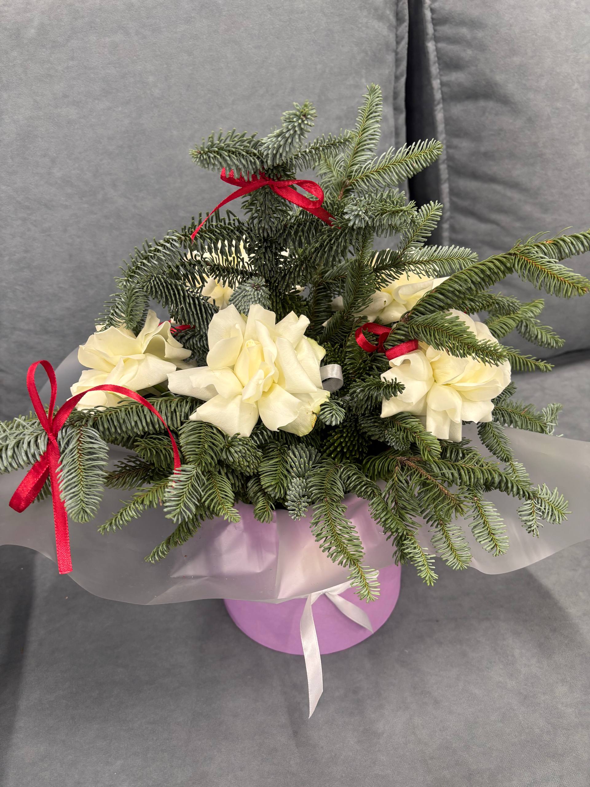 Композиция с белыми розами 