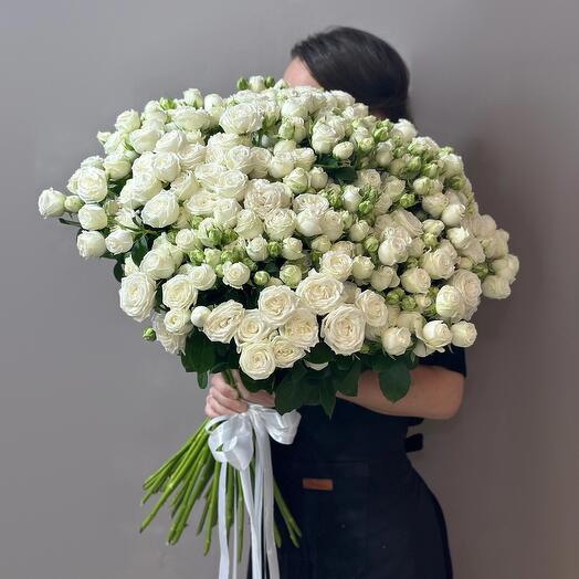 25 пионовидных кустовых белых роз букет