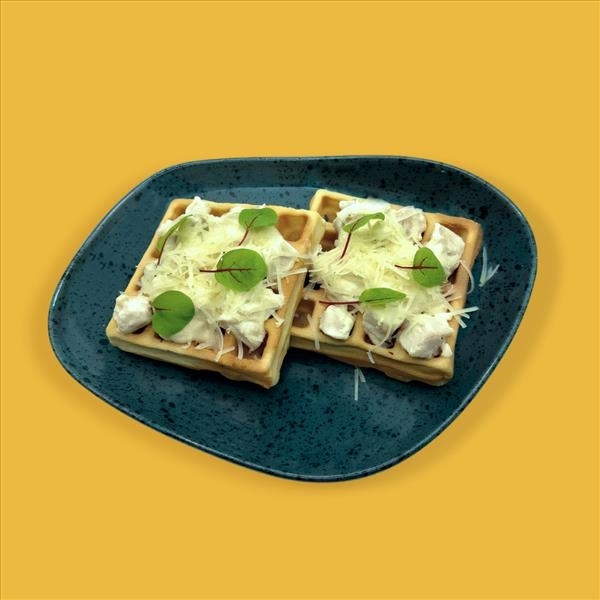 Вафли с куриным филе, грибным соусом и пармезаном