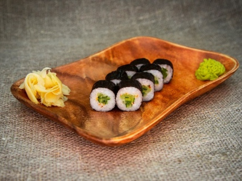 Классческий ролл с огурцом и кунжутом