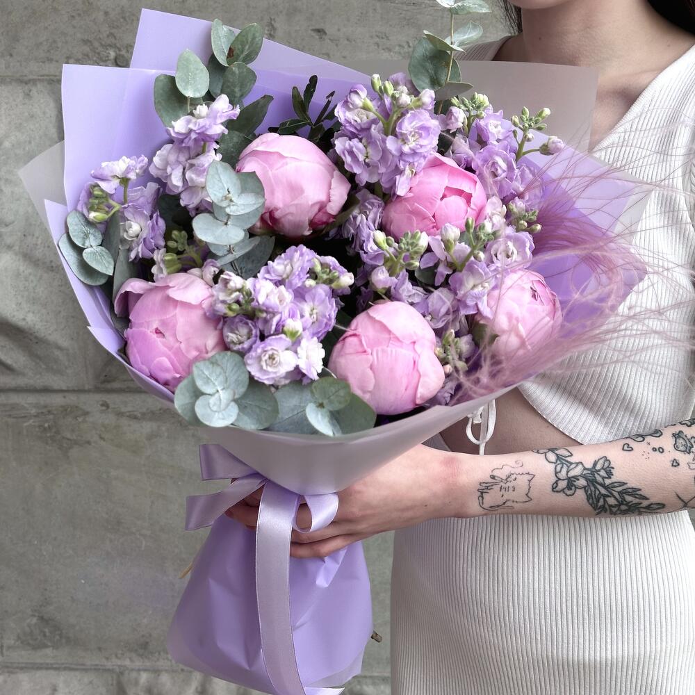 Ароматный букет из Пионов с Маттиолой «Пинк S»