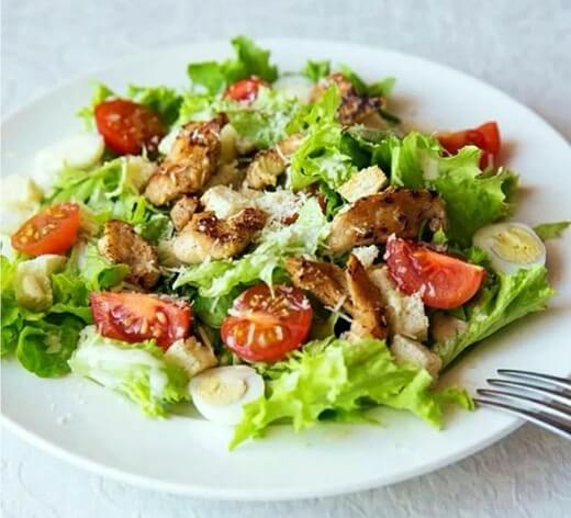 Салат Цезарь с курицей