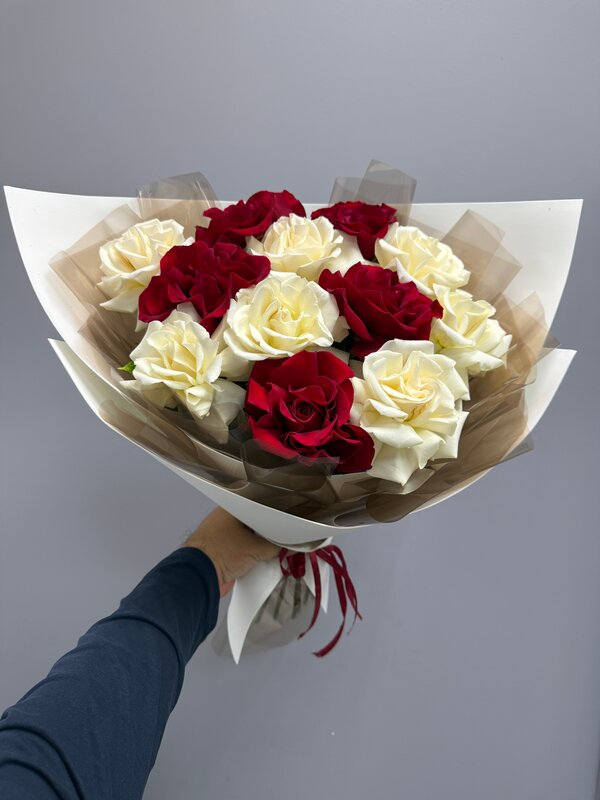 Букет из 11 французских красных и белых роз стильной упаковке