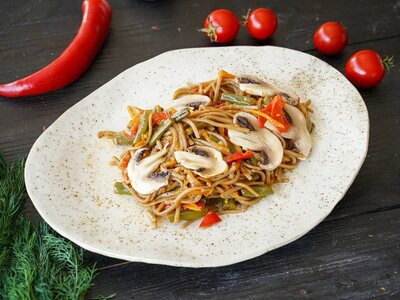 Вок с грибами и гречневой лапшой