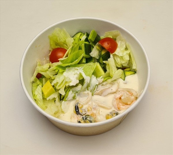 Теплый салат с морепродуктами и сливочным дрессингом