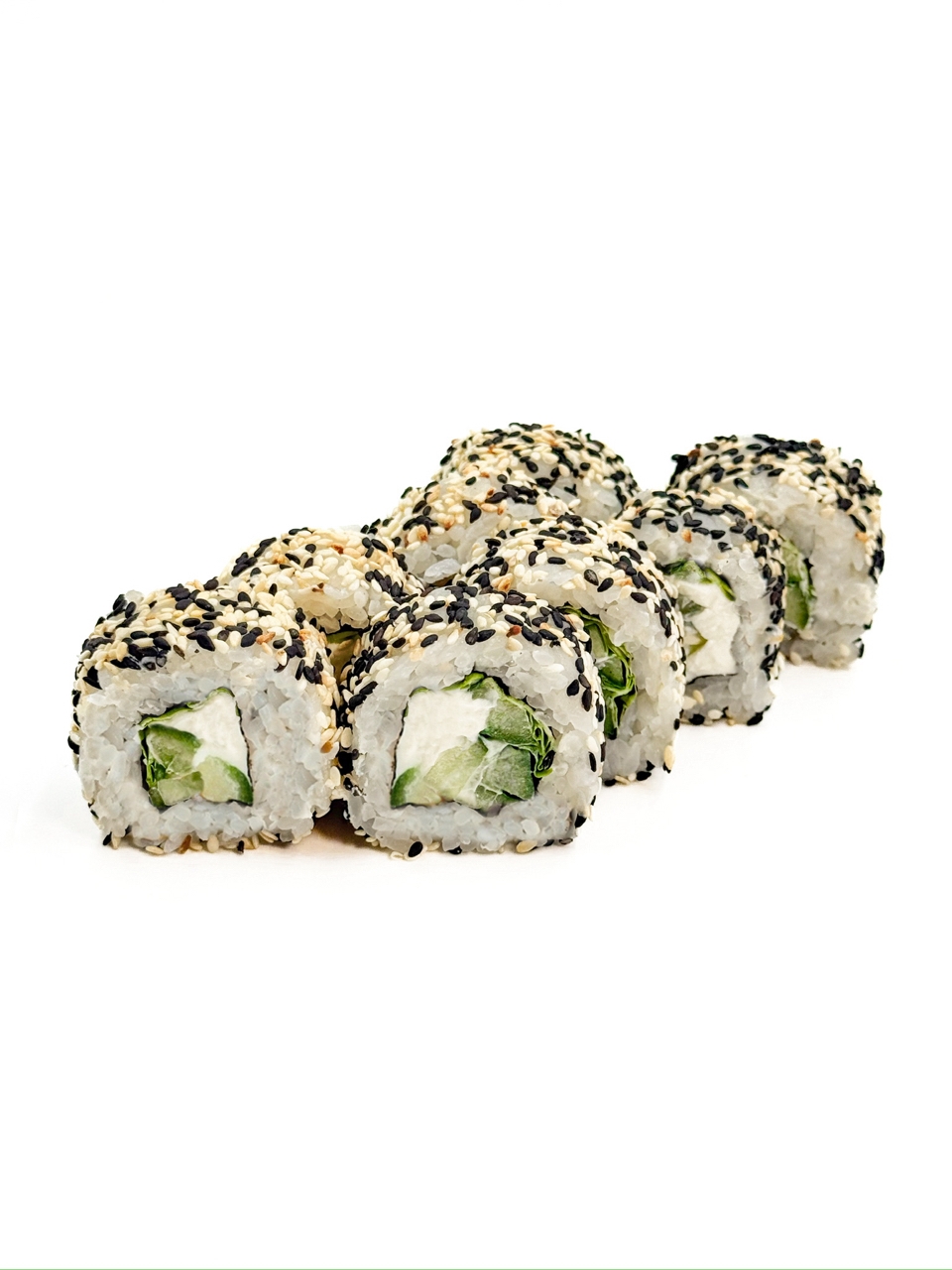 Ролл в кунжуте с огурцом и листьями салата