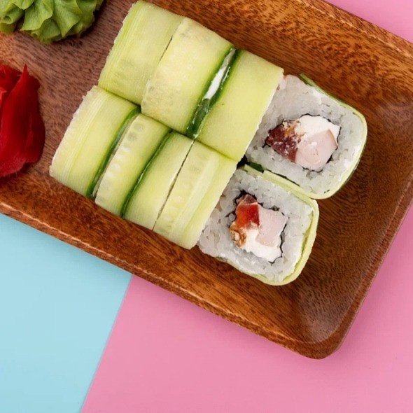 Зеленый ролл с курицей