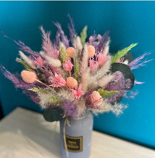 Композиция из сухоцветов "Стильный сюрприз"