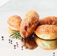 Пирожок с сёмгой рисом и слив. соусом