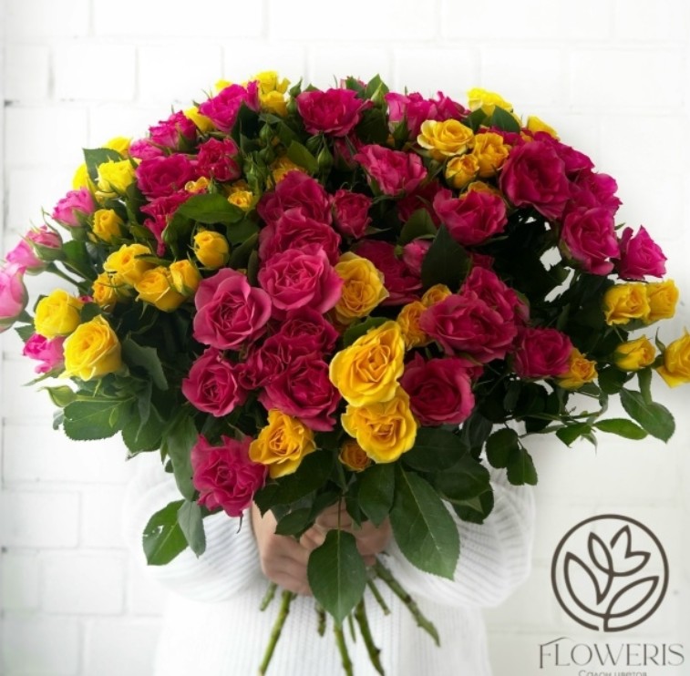 Букет из 15 кустовых роз под ленту