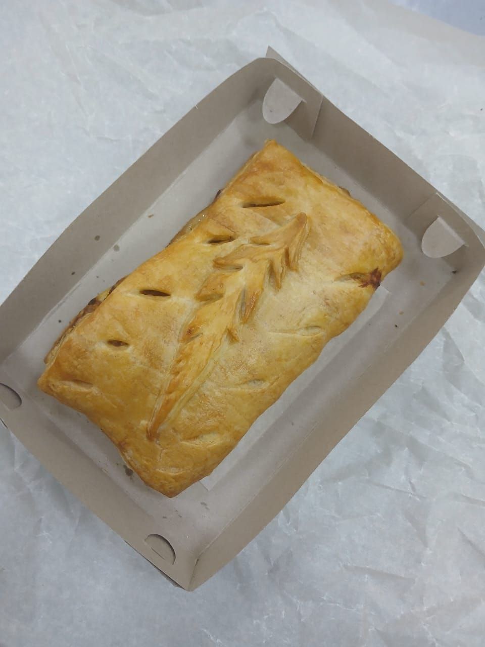 Пирог из слоёного теста с курицей капустой