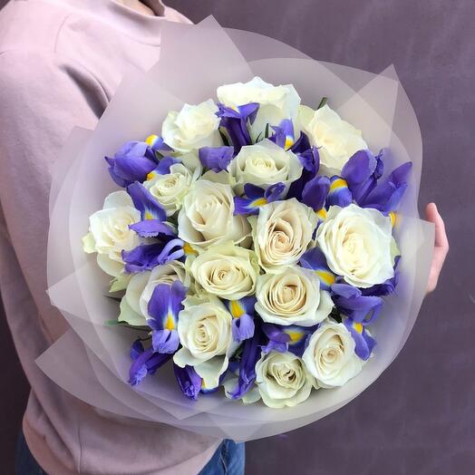 15 белых роз с ирисами