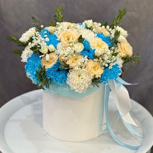 Букет цветов в коробке: хризантемы, кустовые розы, зелень (к0090)