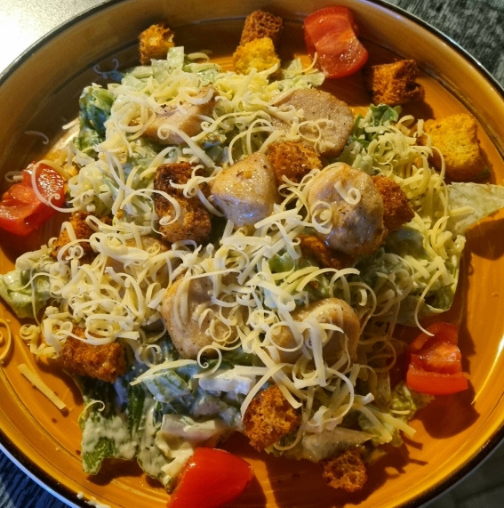 Салат Цезарь с курицей