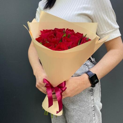 15 роз в упаковке