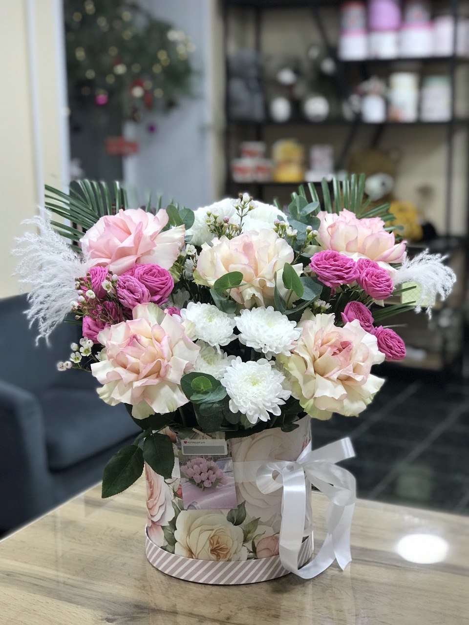 Композиция в шляпной коробке "Розы на снегу"