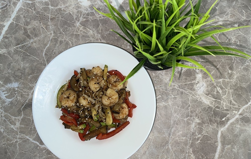 Wok с королевскими креветками