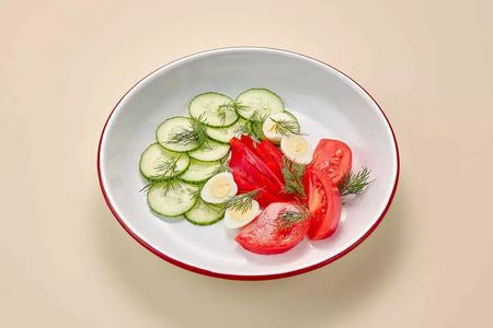 Лужайка из свежих овощей