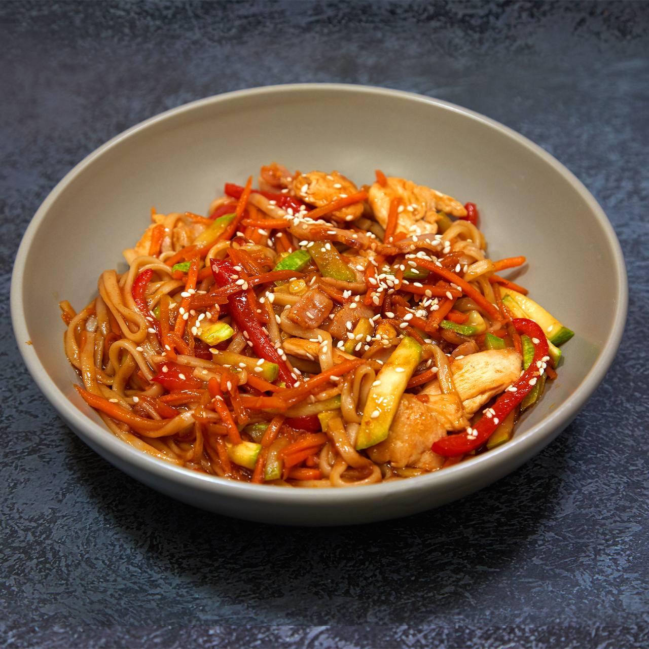 Удон с куриным филе и беконом (острый)