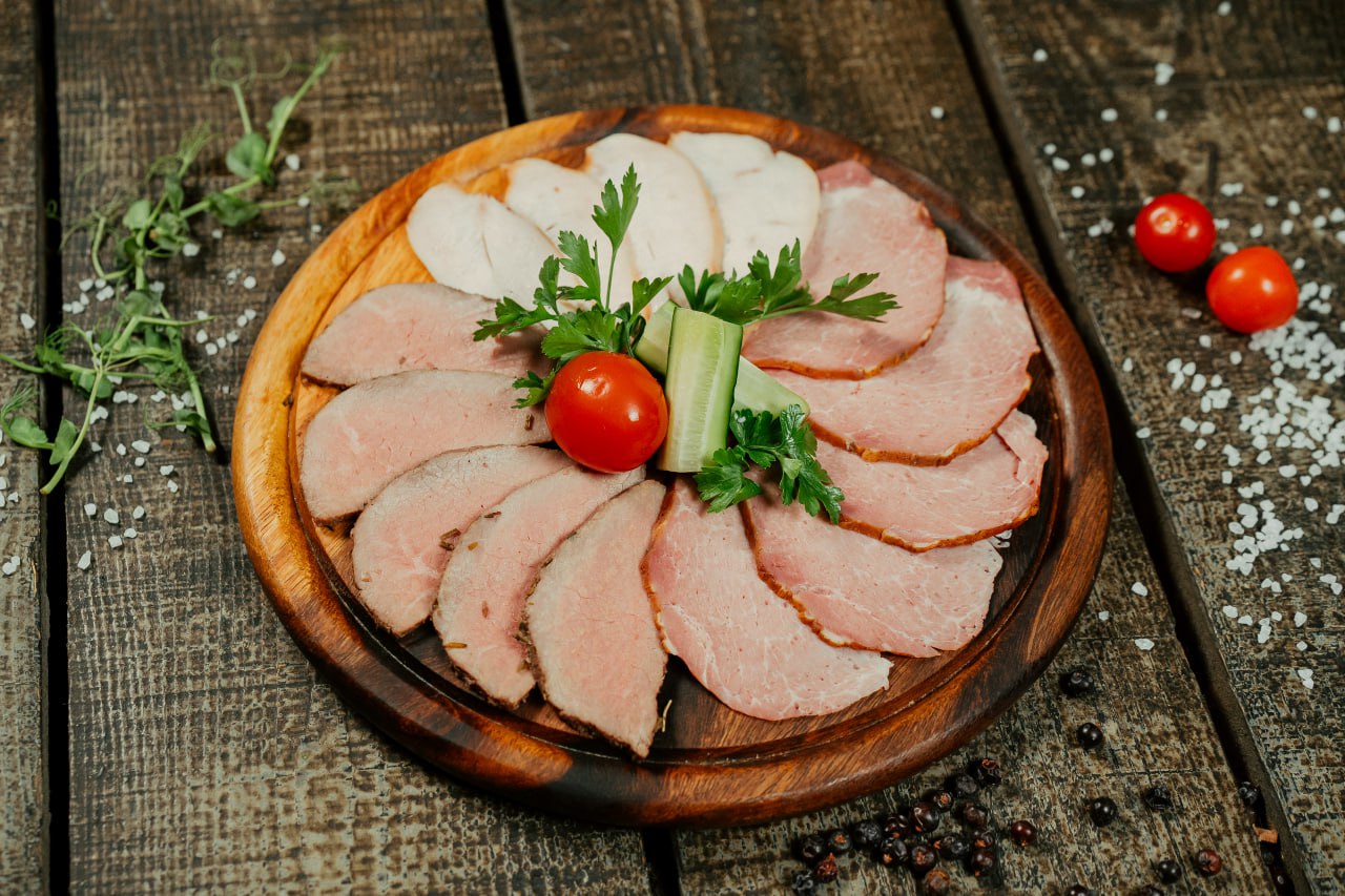 Нарезка мясных копченостей